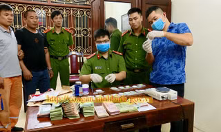 Bùi Công Minh (áo đen) bị bắt giữ vì hành vi buôn mán, tàng trữ trữ trai phép chất ma tuý - Ảnh: Công an Ninh Bình