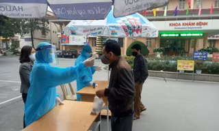 Bệnh viện Hà Nam kiểm tra thân nhiệt, khử trừng toàn bộ người vào ra vì có bệnh nhân COVID- 19 đang điều trị tại viện - Ảnh: Hoàng Long