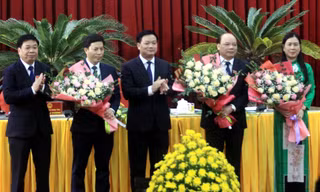 Chủ tịch UBND tỉnh Thái Bình chúc mừng tân Phó Chủ tịch HĐND, 2 tân Phó Chủ tịch UBND tỉnh - Ảnh: Hoàng Long
