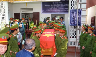 Đồng đội, người thân tiễn đưa đại uý Nguyễn Tuấn minh về nơi an nghỉ - Ảnh: LP