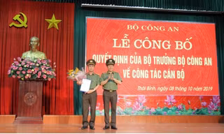 Đại tá Nguyễn Văn Minh, Giám đốc Công an tỉnh Thái Bình (trái) được điều động giữ trức vụ Cục phó - Ảnh: Hoàng Long