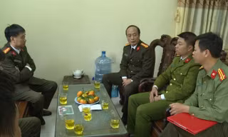 Thiếu tá Đỗ Đặng Trung (áo vàng, ngồi giữa bên phải) đang điều trị phơi nhiễm HIV - Ảnh: Hoàng Long