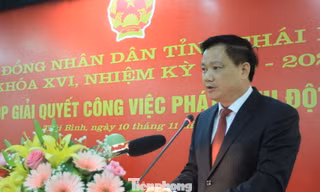 Ông Nguyễn Khắc Thận phát biểu nhận nhiệm vụ Chủ tịch UBND tỉnh Thái Bình - Ảnh: Hoàng Long