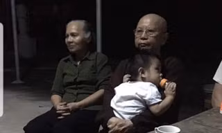 Cháu bé bị bỏ rơi đang được nhà chùa chăm nom, nuôi dưỡng - Ảnh: Hoàng Long