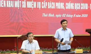 Ông Đặng Trọng Thăng, Phó Bí thư Tỉnh ủy, Trưởng ban Chỉ đạo tỉnh phòng, chống dịch COVID-19 phát biểu tại cuộc họp 