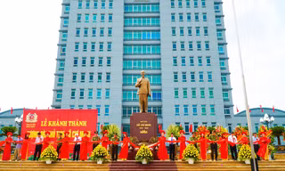Cắt băng khánh thành tượng đài Chủ tịch Hồ Chí Minh tại Công an tỉnh Nam Định - Ảnh: Hoàng Long