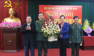 Bí thư Tỉnh uỷ, Chủ tịch UBND tỉnh Hà Nam chúc mừng tân Chỉ huy trưởng Bộ CHQS tỉnh - Ảnh: Hoàng Long