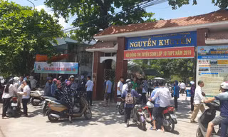 Thí sinh và phụ huynh Nam Định đến các trường xem kết quả thi vào lớp 10 công lập - Ảnh: Hoàng Long