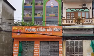 Ngoài làm việc tại bệnh viện Vũ Thư, bà nội đang tâm đầu đọc cháu còn mở phòng khám tại gia đình - Ảnh: Hoàng Long