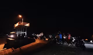 Người dân tìm thấy thi thể nam ssinh đuối nước tại đoạn kênh tưới tiêu - Ảnh: Hoàng Long