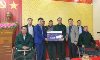 Đại diện Báo Tiền Phong và các nhà tài trợ thăm hỏi, tặng quà các trung tâm điều dưỡng thương binh nặng - Ảnh: Hoàng Long