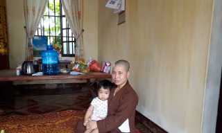 Trự trì Thích Đàm Tươi nhận nuôi cháu bé bị bỏ rơi tại chùa - Ảnh: Hoàng Long