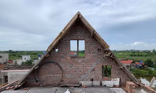 Phần vỉ ruồi của mái Thái tầng 2 đang thi công thì bị sấp khiến 4 người thương vong - Ảnh: Hoàng Long