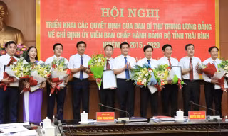Bí thư Tỉnh uỷ Thái Bình (giữa) trao quyết định cho 8 tân Tỉnh uỷ viên - Ảnh: TT