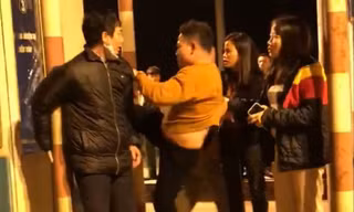 Lê Văn Quyết (áo vàng) tự xưng là công an, lao vào phá thiết bị trạm BOT Thanh Nê - Ảnh: Cắt từ clip