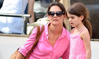 Vợ cũ Tom Cruise mua quà Giáng sinh đắt tiền tặng con