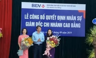 Lãnh đạo tỉnh Cao bằng tặng hoa chúc mừng bà Thùy Anh (bía trái) đảm nhiệm chức vụ GĐ Ngân hàng BIDV Cao Bằng và bà Phương Hồng được nghỉ hưu .Ảnh: PO