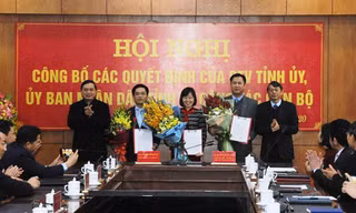 Tân Phó chánh Văn phòng Tỉnh ủy, UBND tỉnh Cao Bằng nhận quyết định, hoa chúc mừng của lãnh đạo tỉnh .Ảnh: V. Tiệp