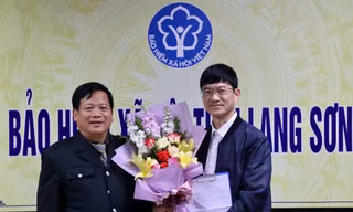 Ông Hoan (bìa phải), nhận quyết định đảm trách phó GĐ Bảo hiểm XH tỉnh Lạng Sơn .Ảnh: Phương Thảo