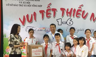 Bí thư tỉnh ủy Lạng Sơn Lâm Thị Phương Thanh (ngoài cùng, bên trái) tặng máy lọc nước và nhiều phần quà cho các em thiếu niên, nhi đồng Trung tâm Bảo trợ XH tỉnh Lạng Sơn .Ảnh: Duy Chiến 