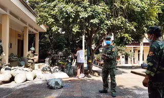 Lực lượng biên phòng Cửa khẩu Chi Ma kiểm đếm số thuốc bắc nhập lậu. Ảnh: Duy Chiến