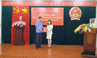 Bà Hồ Ngọc Bích (bìa phải) nhận Quyết định bổ nhiệm từ lãnh đạo Viện KSND tối cao *ảnh: KS