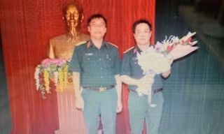 Đại tá Hoàng Văn Hữu (bìa phải) trưởng thành và có nhiều đóng góp cho lực lượng vũ trang Quân khu 1vaf Bộ CHQS tỉnh Cao Bằng .Ảnh: TL
