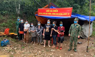 Các trường hợp vượt biên trái phép theo đường mòn để vào lãnh thổ Việt Nam .Ảnh: Duy Chiến