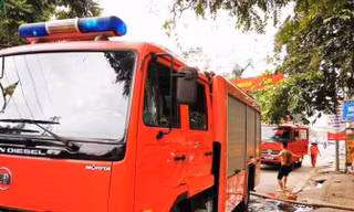 Lực lượng cứu hỏa nhanh chóng đến hiện trường tham gia dập lửa, cứu người .Ảnh: HK
