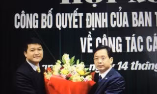 Lãnh đạo Tỉnh ủy tặng hoa chúc mừng ông Trịnh Tiến Duy (bìa trái) *ảnh: Thùy Linh 