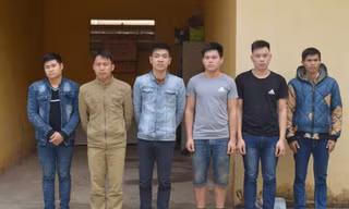 Nhóm đánh bạc và cổ vũ đánh bạc bị tạm giữ tại cơ quan công an Văn Lãng *ảnh: Duy Chiến