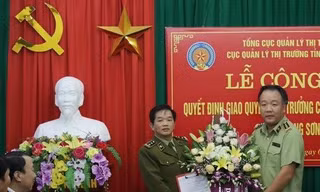 Lãnh đạo Tổng cục QLTT trao Quyết định Quyền cục trưởng cho ông Đặng Văn Ngọc .Ảnh: Thùy Linh