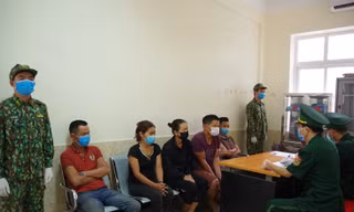 Nhóm người nhập cảnh trái phép bị lực lượng Biên phòng Tân Thanh phát hiện, bắt giữ vào sáng 1/8 .Ảnh: T.Đ