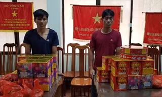 Hai đối tượng Thuấn và Huấn cùng tang vật tại cơ quan công an *ảnh: N. Thái