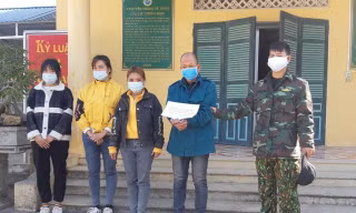 Lực lượng chức năng huyện Văn Lãng, Lạng Sơn lấy lời khai của đối tượng Lợi (ngoài cùng, bên phải) .Ảnh: V. Toàn 