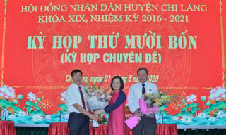 Phó chủ tịch HĐND tỉnh Lạng Sơn (giữa) tặng hoa chức mừng ông Phùng Văn Nghĩa (bìa trái) và ông Vi Nông Trường (bìa phải) .Ảnh: Duy Chiến