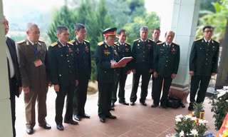 Các cựu chiến binh Hậu cần Sư 337 thành kính dâng hương tưởng niệm đồng đội đã hy sinh tại cầu Khánh Khê .Ảnh: Duy Chiến