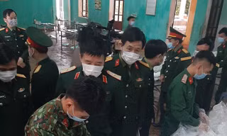 Trưa nay (7/2), Thiếu tướng Phan Văn Tường và đoàn công tác của Quân Khu I đến kiểm tra công tác hậu cần tại Trung đoàn 123 .Ảnh: Dương Nguyên 