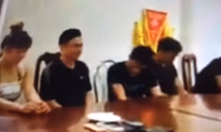 Một số đối tượng khai nhận hành vi sử dụng ma túy tại trụ sở công an. Ảnh: Duy Chiến