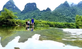 Du khách lần mò đi trên con đường đến khu du lịch cộng đồng ở huyện Bắc Sơn .Ảnh: Thế Vinh