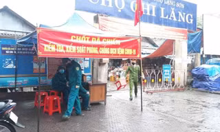 Thành phố Lạng Sơn nhanh chóng triển khai thành lập các chốt dã chiến ở các chợ đầu mối ngay chiều hôm nay 3/4 .Ảnh: CD