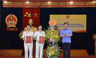 lãnh đạo VKS tối cao (bìa phải trao quyết định bổ nhiệm Viện trưởng và Viện phó VKS tỉnh Cao Bằng .Ảnh P.0