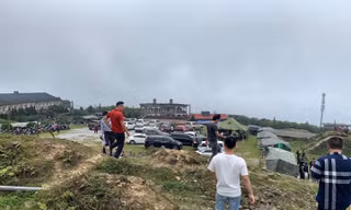 Hàng ngàn lượt người, phương tiện hội tụ trên đỉnh Mẫu Sơn trong ngày 30/4 .Ảnh: H. Lan
