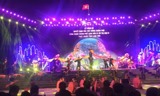 Rực rỡ đêm công bố Lạng Sơn lên đô thị loại II .Ảnh: Duy Chiến