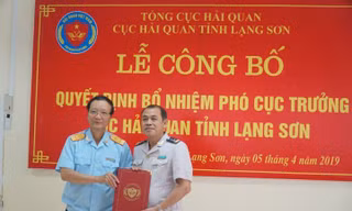 Ông Vũ Tuấn Bình (bìa phải) nhận Quyết định bổ nhiệm .Ảnh: HQ