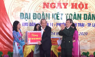 Phó thủ tướng Trương Hòa Bình (giữa) tặng quà cho nhân dân khối 11, phường Vĩnh Trại, TP Lạng Sơn .Ảnh: Duy Chiến 
