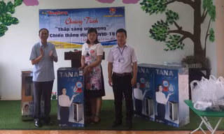 Tặng máy lọc nước cho các trường Mầm non, Tiểu học, THCS xã Tân Hòa, huyện Bình Gia, Lạng Sơn .Ảnh: Duy Chiến