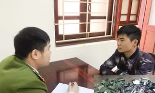 Đối tượng Tiến (bìa phải) cùng tang vật tại cơ quan công an .Ảnh: H. Mỹ