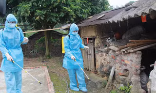 Huyện Lộc Bình tiến hành phun thuốc tiêu độc khử trùng, khoanh vùng dập dịch .Ảnh: Quang Duy