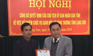 Lãnh đạo UBND tỉnh trao quyết định cho ông Lý Văn Khi giữ chức vụ Phó ban Dân toocjtinhr Lạng Sơn .Ảnh: Duy Chiến 
